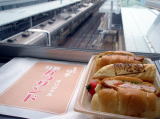 山形新幹線の赤湯駅に登場した駅弁「炭火焼特製豚丼」と「特製かつサンド」。天竹豚を使用し、とても柔らかく忘れられない味をぜひ現地で。クリックしてください。