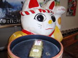 関サバで有名な東九州には柿の葉寿司がよく見られます。寿司で有名な佐伯の駅ホームにあった招き猫にイタズラしてみました。クリックしてください。