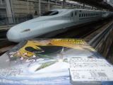 九州新幹線鹿児島ルート全通後に１年経ってやっと訪れた博多駅。そこで売られていた「九州新幹線全線開通記念弁当　銀河鉄道９９９　さくら」９９９円。クリックしてください。
